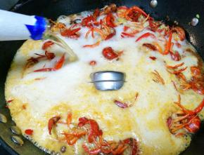 倒入200ml啤酒。