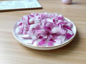 洋葱切小丁。