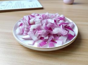 洋葱切小丁。