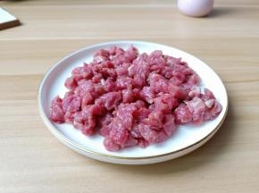 牛肉提前泡一下，去除筋膜再切小丁。