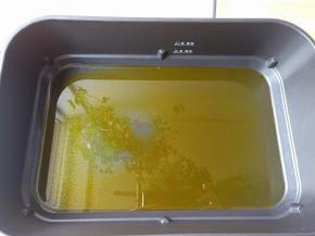 锅里多加一点菜籽油【用菜籽油炒出来的牛肉酱特别的油光红亮，味道更好】