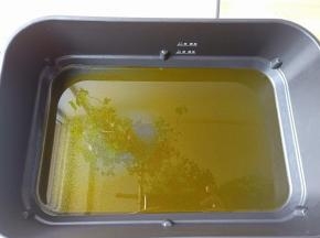 锅里多加一点菜籽油【用菜籽油炒出来的牛肉酱特别的油光红亮，味道更好】