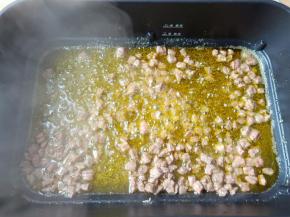 油温五成热加牛肉丁翻炒至变色先盛盘备用。