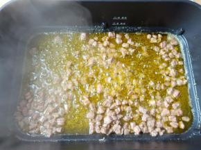 油温五成热加牛肉丁翻炒至变色先盛盘备用。