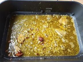 小火放香料翻炒出香味。