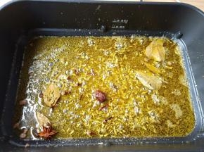 小火放香料翻炒出香味。