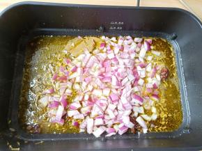 加洋葱翻炒出香味。