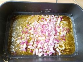 加洋葱翻炒出香味。