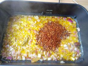 加辣椒粉小火继续翻炒。