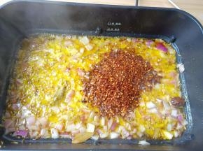 加辣椒粉小火继续翻炒。