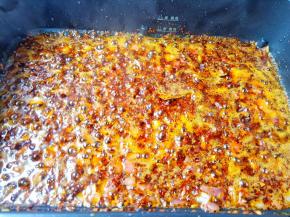 将辣椒粉炒出红油，加牛肉丁入锅翻炒片刻。