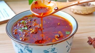 看看这红油，拿来拌面最合适不过了。