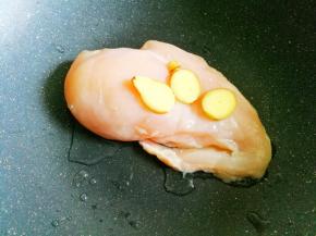 鸡胸洗净放入锅中，加三片姜。