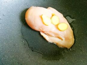 加两勺料酒，加冷水煮十分钟捞出过凉撕碎放入碗中。