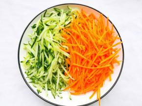 黄瓜和胡萝卜切丝。