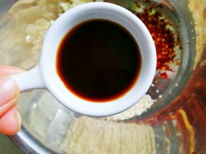 白芝麻蒜末辣椒粉放入盆中，加两勺生抽。