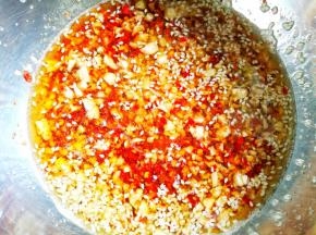 1大勺热油一起充分拌匀，料汁就做好了。