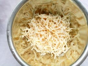 鸡胸肉手撕成条。