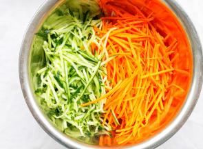 黄瓜胡萝卜切丝放入大盆。