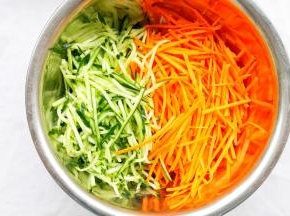 黄瓜胡萝卜切丝放入大盆。