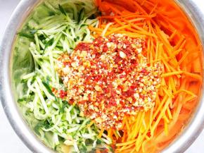 料汁倒入盆中。