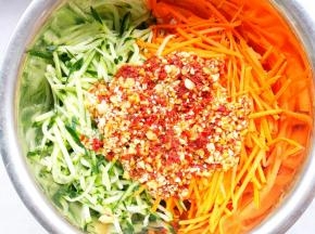 料汁倒入盆中。