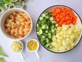 鸡胸肉切小粒，黄瓜、胡萝卜、土豆切粒，大蒜、姜切末。
