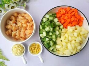 鸡胸肉切小粒，黄瓜、胡萝卜、土豆切粒，大蒜、姜切末。