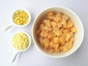 鸡胸肉切粒。