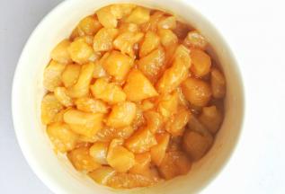 两勺料酒拌匀。