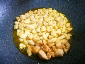 小火加入土豆炸至金黄捞出。然后加入鸡胸肉炸至变色捞出。