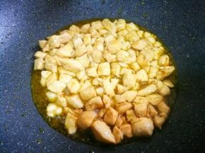 小火加入土豆炸至金黄捞出。然后加入鸡胸肉炸至变色捞出。