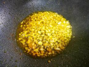 另起锅热油中加入姜蒜末爆香。