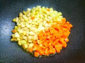 加土豆和胡萝卜。