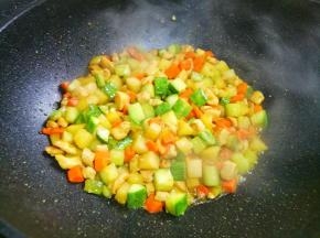 适量盐炒匀。