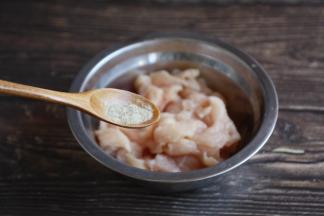 放入少许的白胡椒粉。