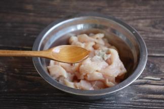 放入1勺的白糯米酒。