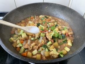 放入2g左右的盐调味。