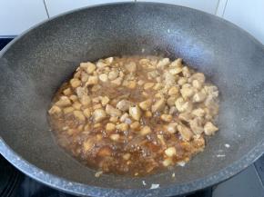 放入1勺的白糯米酒、少许白胡椒粉、1勺的酱油，翻炒均匀，烧制1分钟左右。