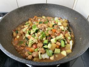 放入菜花、洋葱、小西葫芦、黄瓜、番茄，翻炒片刻。