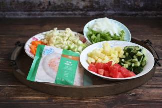 主要食材：鸡丁和蔬菜。