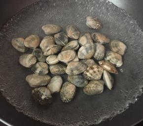 花蛤清洗干净，煮一锅开水，把花蛤放入煮至开口。