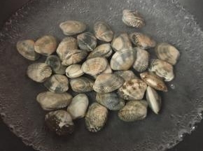花蛤清洗干净，煮一锅开水，把花蛤放入煮至开口。