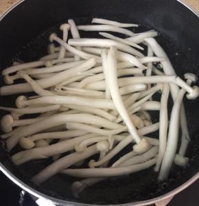 再烧一锅开水（两人份），先下洗干净的白玉菇。