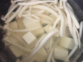 白玉菇煮软后加入切小块的豆腐。