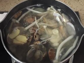 然后加入花蛤和姜片继续煮10分钟。