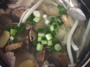 出锅前加少许盐、香油、胡椒粉和香葱调味即可。