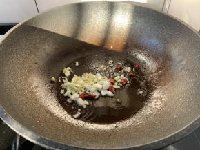 热锅凉油（30g左右），爆香葱姜蒜和干辣椒。