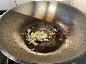 热锅凉油（30g左右），爆香葱姜蒜和干辣椒。