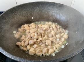 放入腌制好的鸡丁。